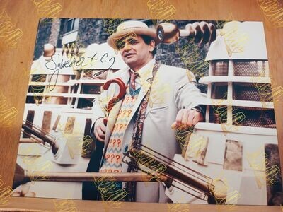 FOTOGRAFIA FIRMADA POR DR WHO VII (SYLVESTER MCCOY) EN DR WHO