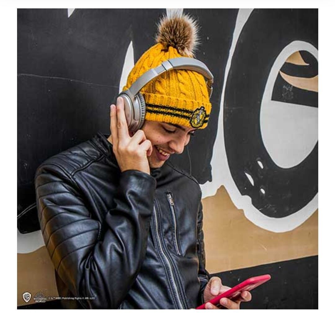 GORRO HUFFLEPUFF POM POM HARRY POTTER CINE REPLICAS