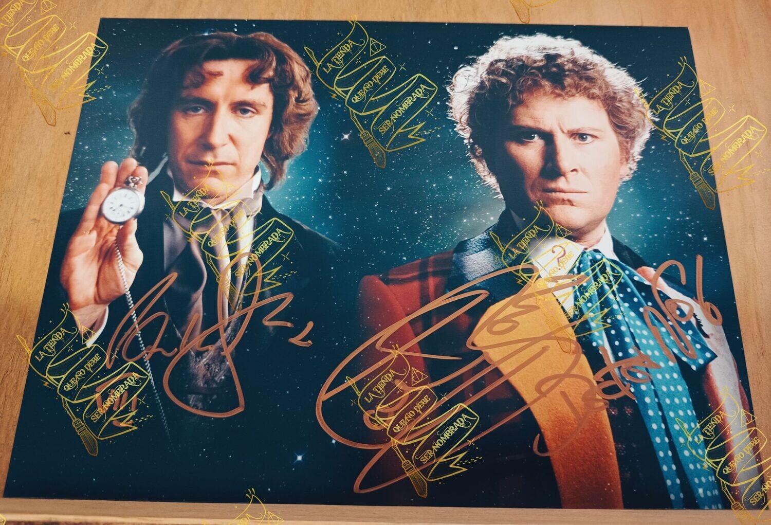 FOTOGRAFIA FIRMADA POR DOCTOR VI & DOCTOR VIII (COLIN BAKER & PAUL MCGANN) EN DR WHO