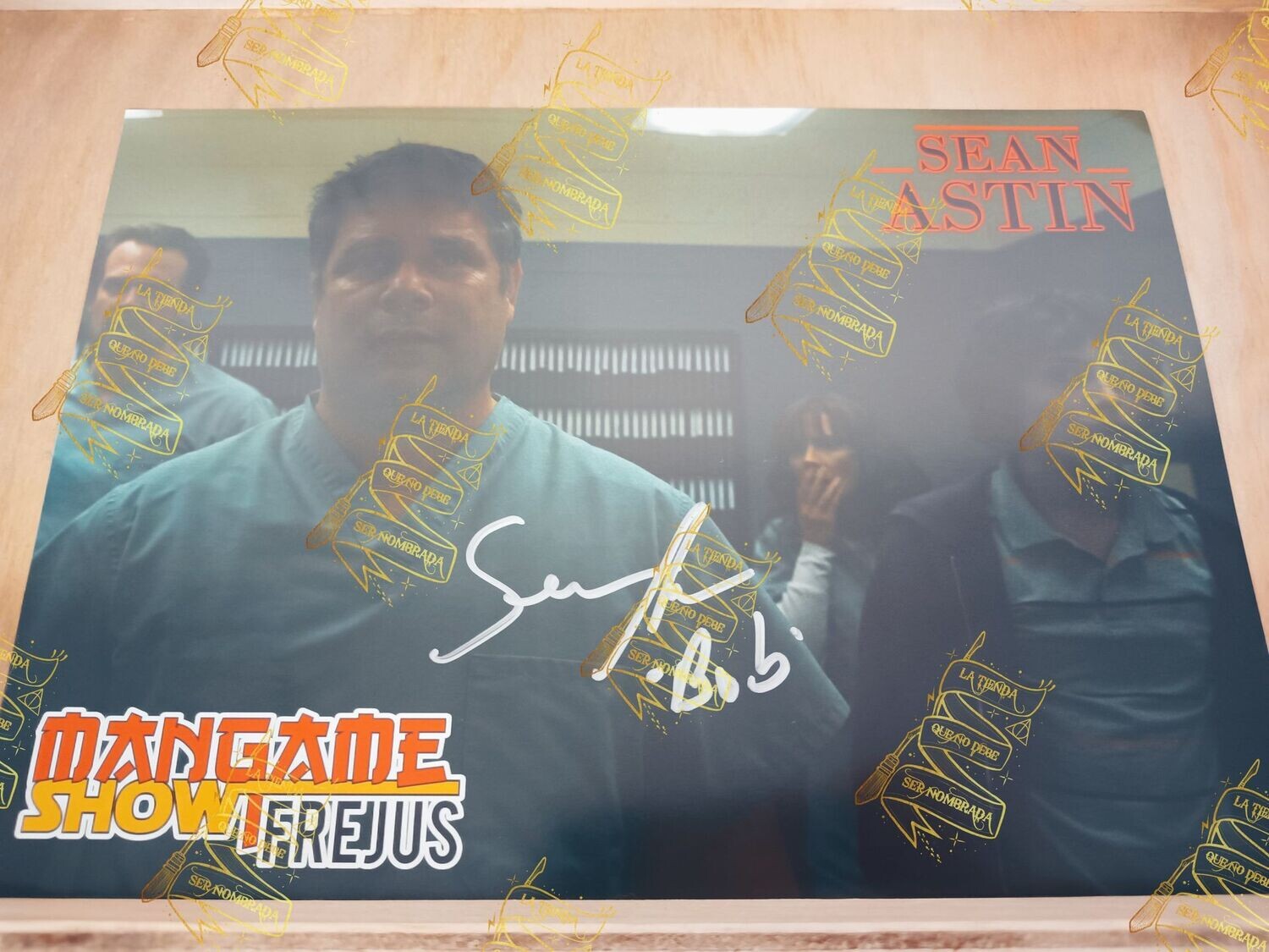 FOTOGRAFIA FIRMADA POR BOB (SEAN ASTIN) EN STRANGER THINGS