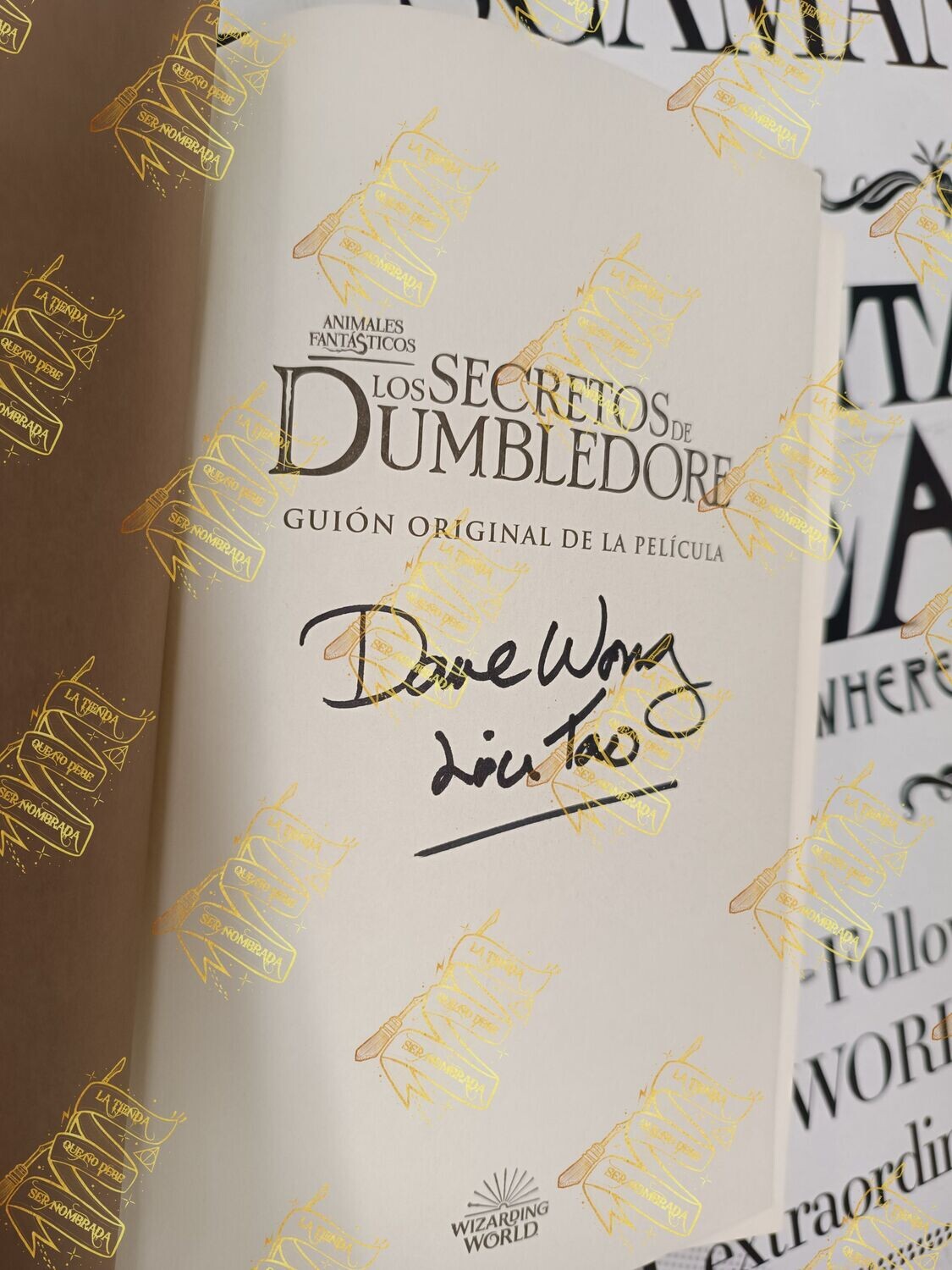 LIBRO ANIMALES FANTASTICOS Y LOS SECRETOS DE DUMBLEDORE FIRMADO POR LIU TAO (DAVE WONG)