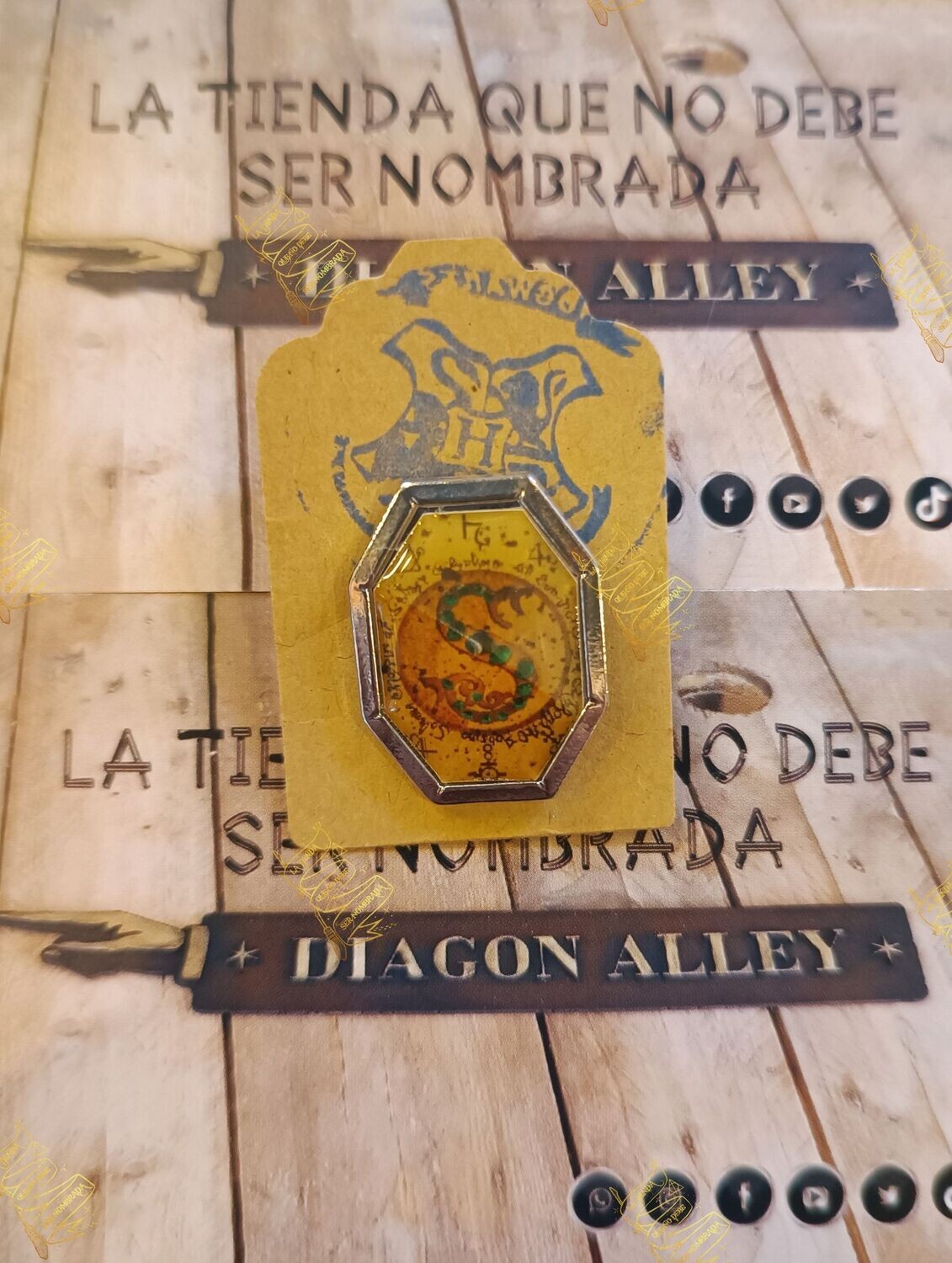 PIN GUARDAPELOS SALAZAR SLYTHERIN HORROCRUX HARRY POTTER CARAT SHOP