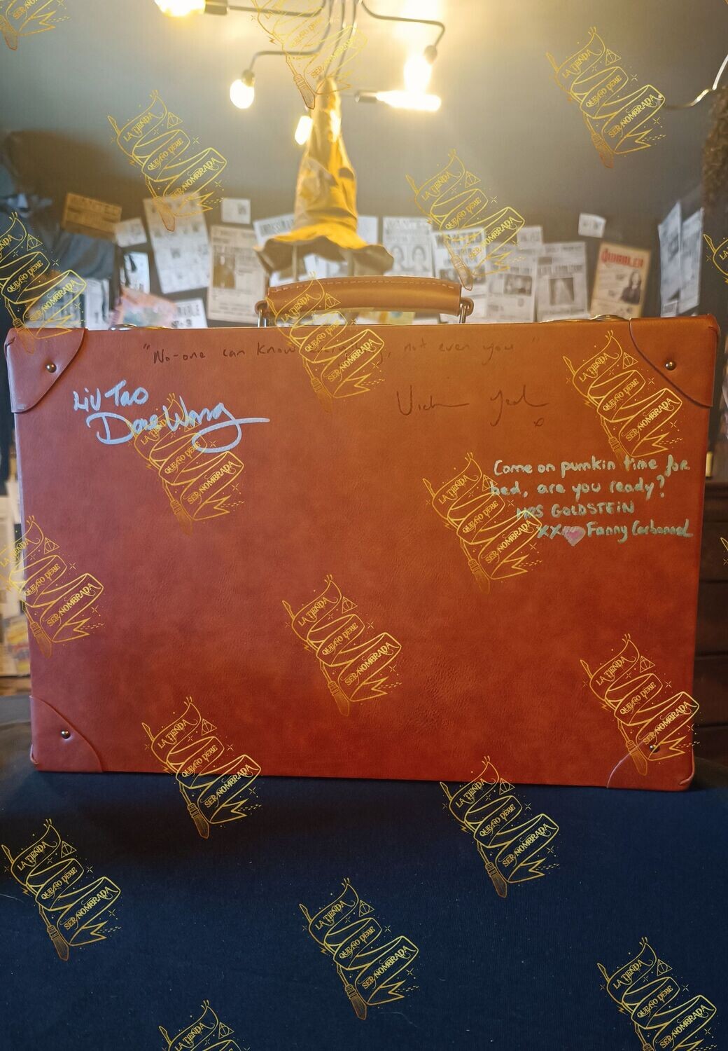 REPLICA EDICION LIMITADA MALETIN NEWT SCAMANDER FIRMADO POR BUNTY (VICTORIA YEATES), LIU TAO (DAVE WONG) Y MRS GOLDSTEIN (FANNY CARBONNEL)