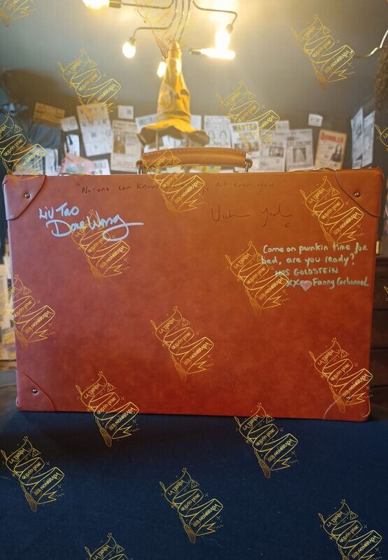 REPLICA EDICION LIMITADA MALETIN NEWT SCAMANDER FIRMADO POR BUNTY (VICTORIA YEATES), LIU TAO (DAVE WONG) Y MRS GOLDSTEIN (FANNY CARBONNEL)