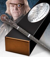 The Noble Collection - Alastor Mad-Eye Moody Character Wand - 15in (38cm) Wizarding World Wand met naamplaatje - Harry Potter filmset filmrekwisieten toverstokken
