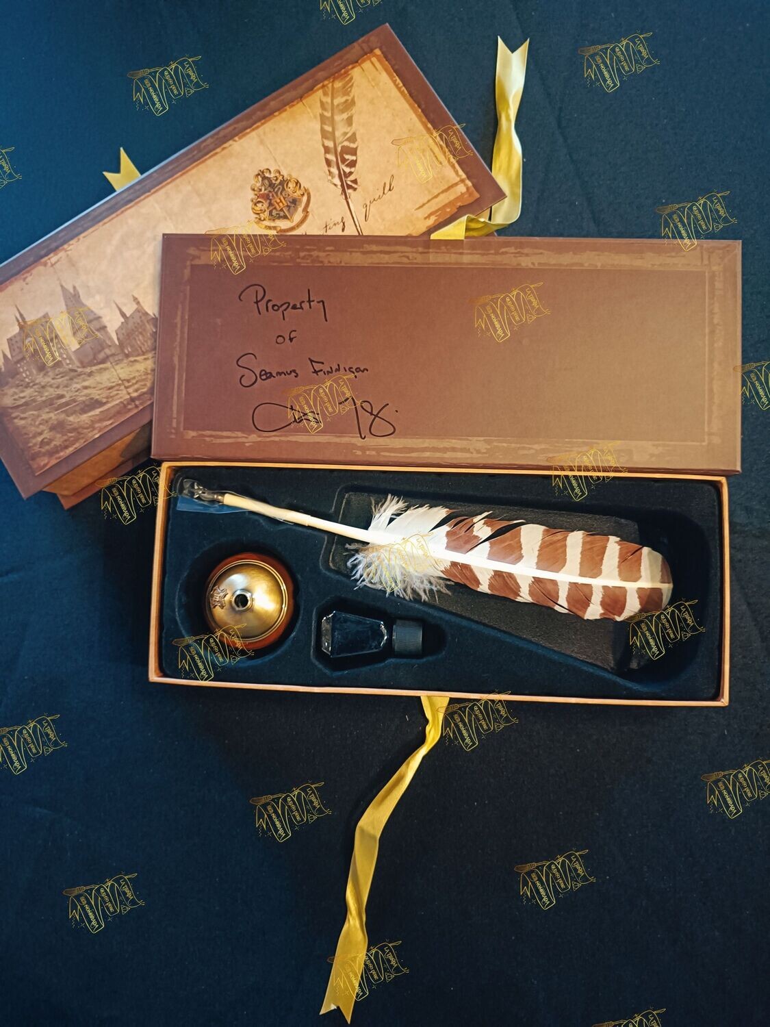 CAJA PLUMA HOGWARTS FIRMADA POR SEAMUS FINNIGAN (DEVON MURRAY)