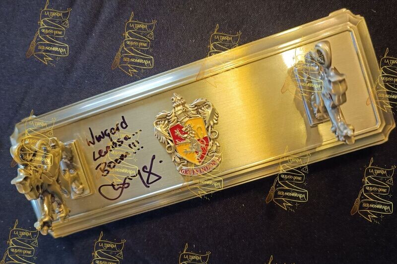 EXPOSITOR GRYFFINDOR FIRMADA POR SEAMUS FINNIGAN (DEVON MURRAY)