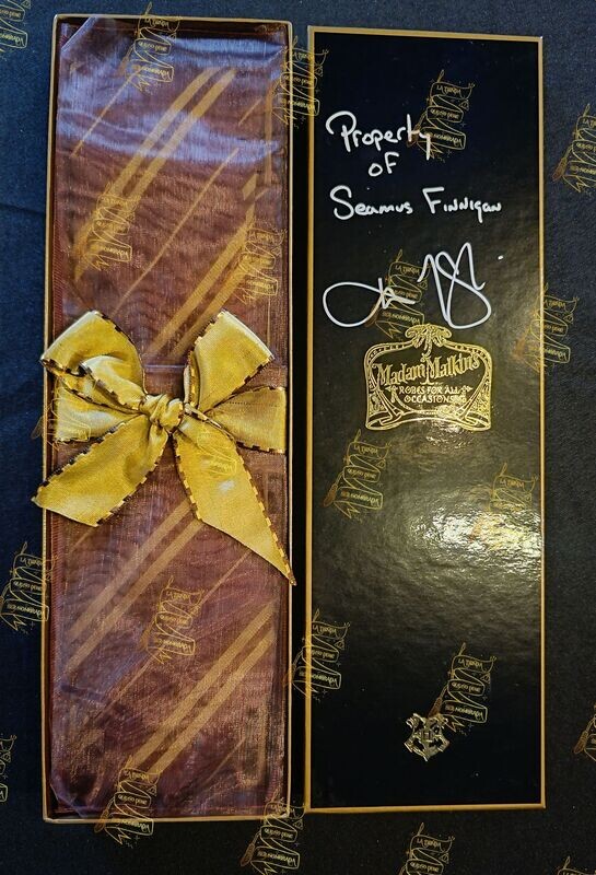 CORBATA GRYFFINDOR MADAM MALKINS FIRMADA POR SEAMUS FINNIGAN (DEVON MURRAY)