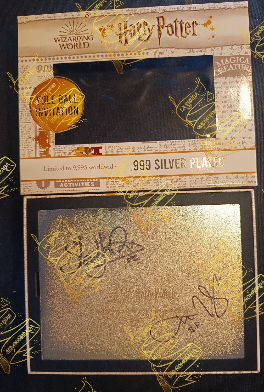 REPLICA DE LA INVITACION PARA EL YULE FIRMADO POR SEAMUS FINNIGAN (DEVON MURRAY) Y VIKTOR KRUM (STAN YANEVSKI)
