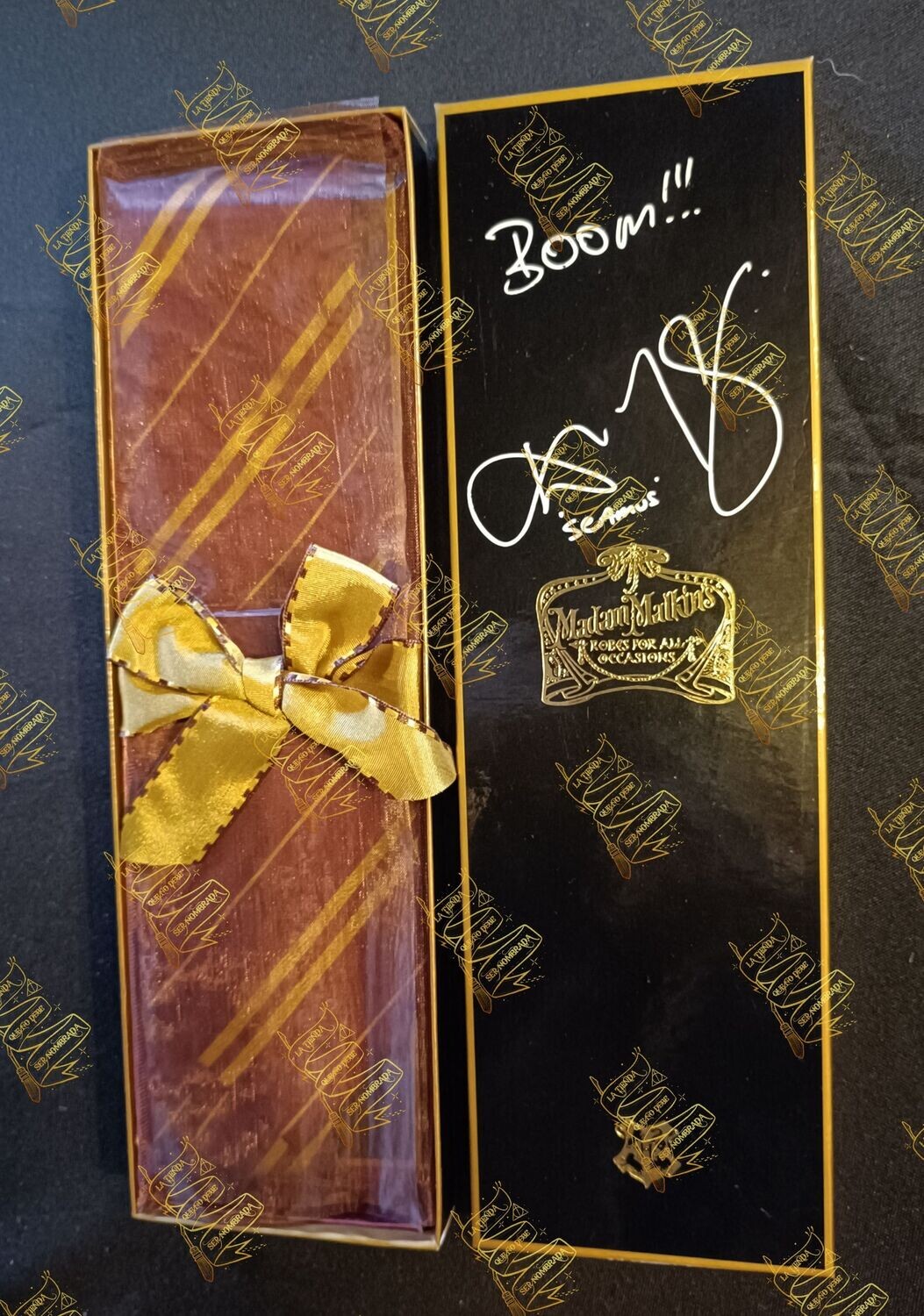 CORBATA GRYFFINDOR MADAM MALKINS FIRMADA POR SEAMUS FINNIGAN (DEVON MURRAY)