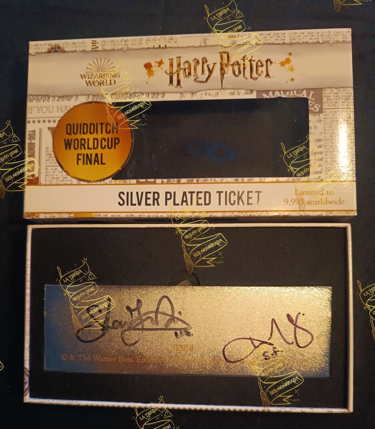 REPLICA DEL BILLETE FINAL MUNDIAL DE QUIDDITCH FIRMADO POR VIKTOR KRUM (STAN YANEVSKI) Y SEAMUS FINNIGAN (DEVON MURRAY)