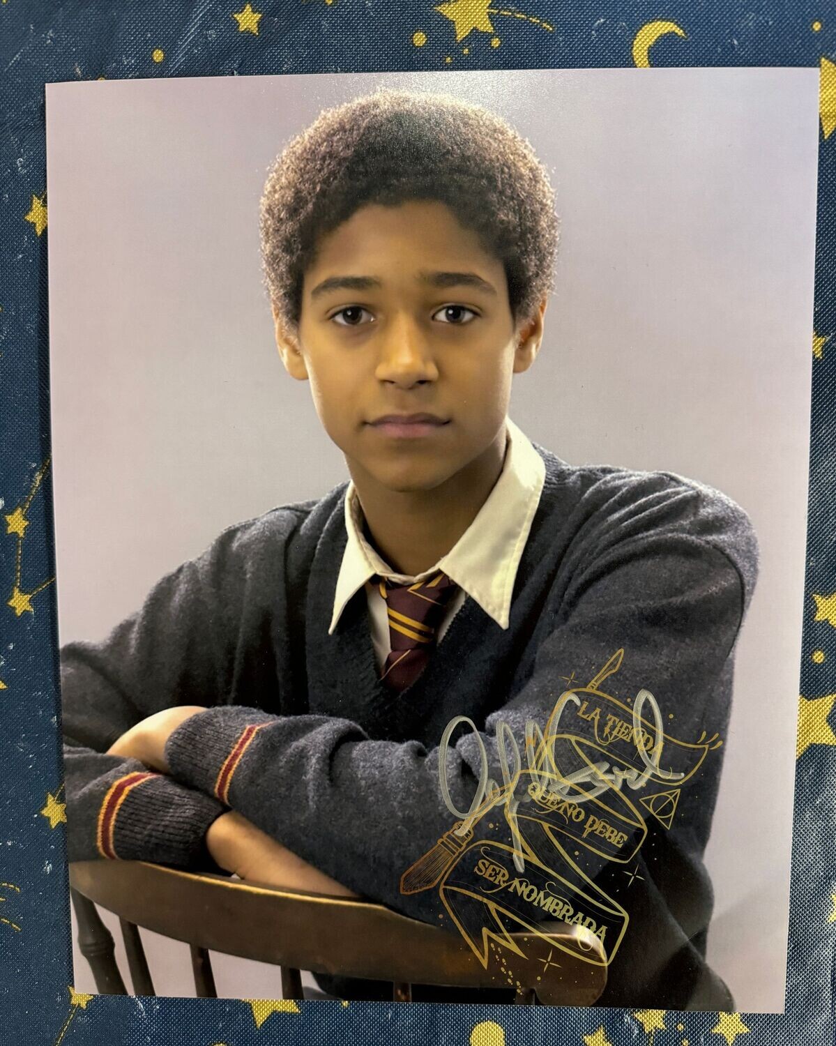 FOTOGRAFIA FIRMADA POR DEAN THOMAS (ALFIE ENOCH)