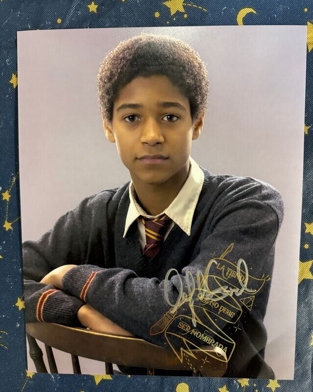FOTOGRAFIA FIRMADA POR DEAN THOMAS (ALFIE ENOCH)