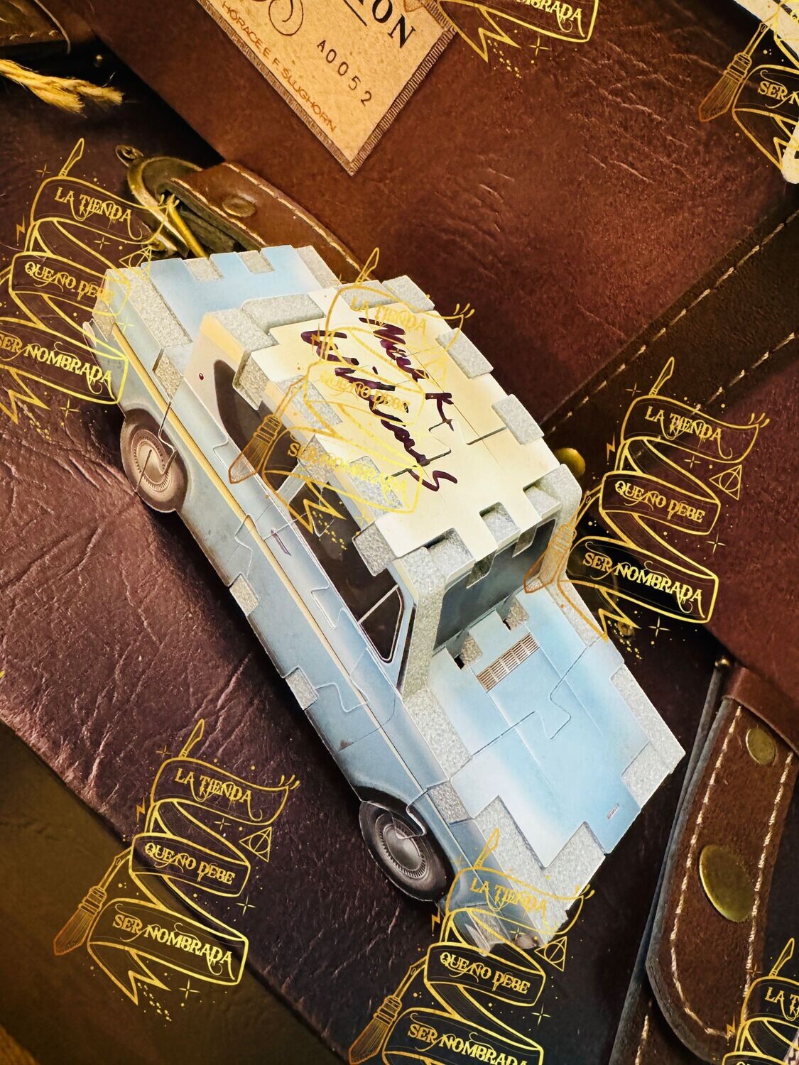 PUZZLE 3D COCHE FORD ANGLIA FIRMADO POR ARTHUR WEASLEY (MARK WILLIAMS)