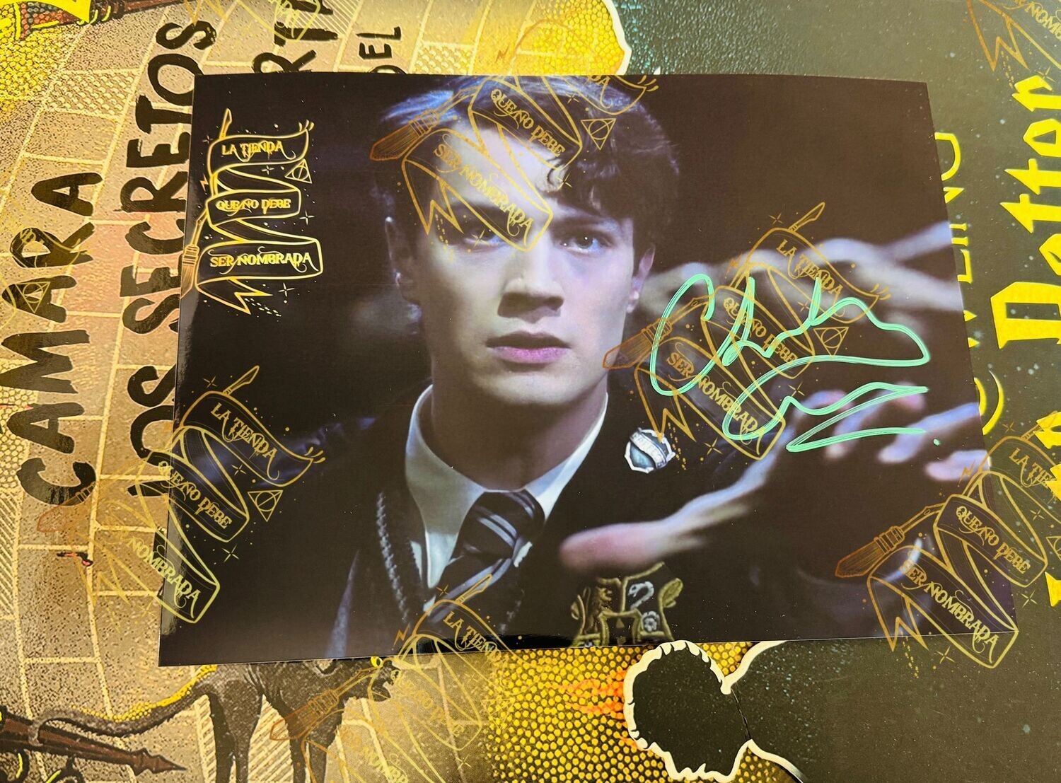 ​FOTOGRAFÍA FIRMADA POR TOM RIDDLE (CHRISTIAN COULSON)