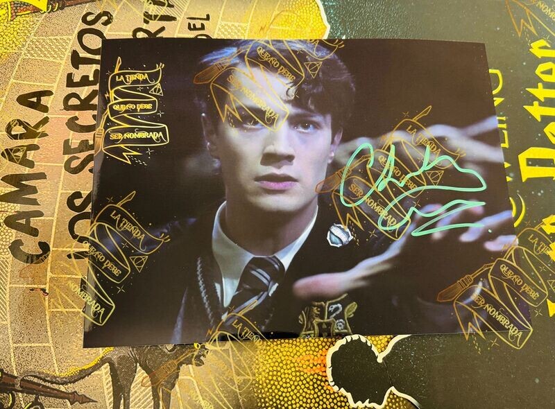 ​FOTOGRAFÍA FIRMADA POR TOM RIDDLE (CHRISTIAN COULSON)