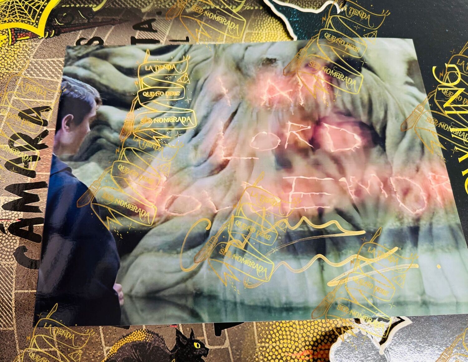 ​FOTOGRAFÍA FIRMADA POR TOM RIDDLE (CHRISTIAN COULSON)