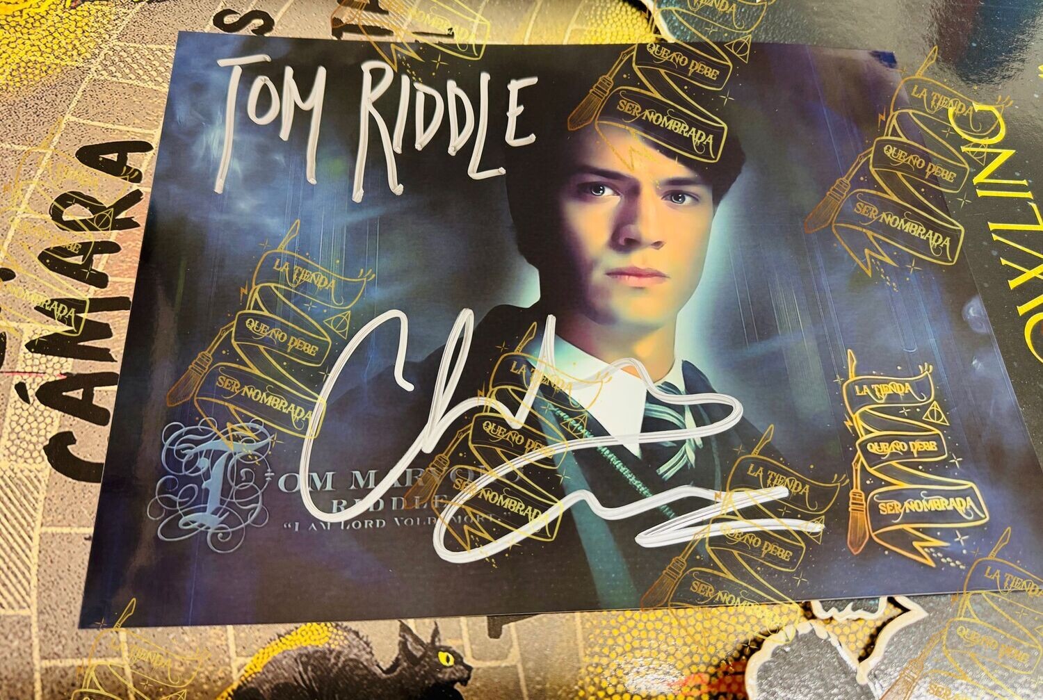 ​​​​FOTOGRAFÍA FIRMADA POR TOM RIDDLE (CHRISTIAN COULSON)
