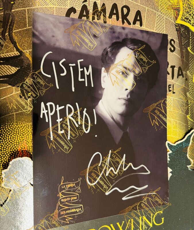 ​​FOTOGRAFÍA FIRMADA POR TOM RIDDLE (CHRISTIAN COULSON)
