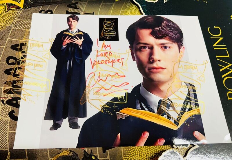 ​​​​​​​FOTOGRAFÍA FIRMADA POR TOM RIDDLE (CHRISTIAN COULSON)