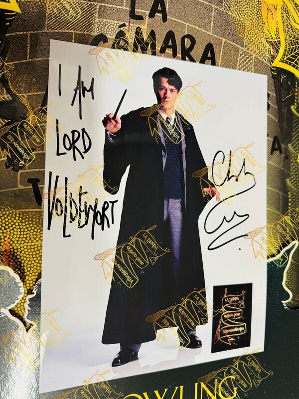 ​​​FOTOGRAFÍA FIRMADA POR TOM RIDDLE (CHRISTIAN COULSON)