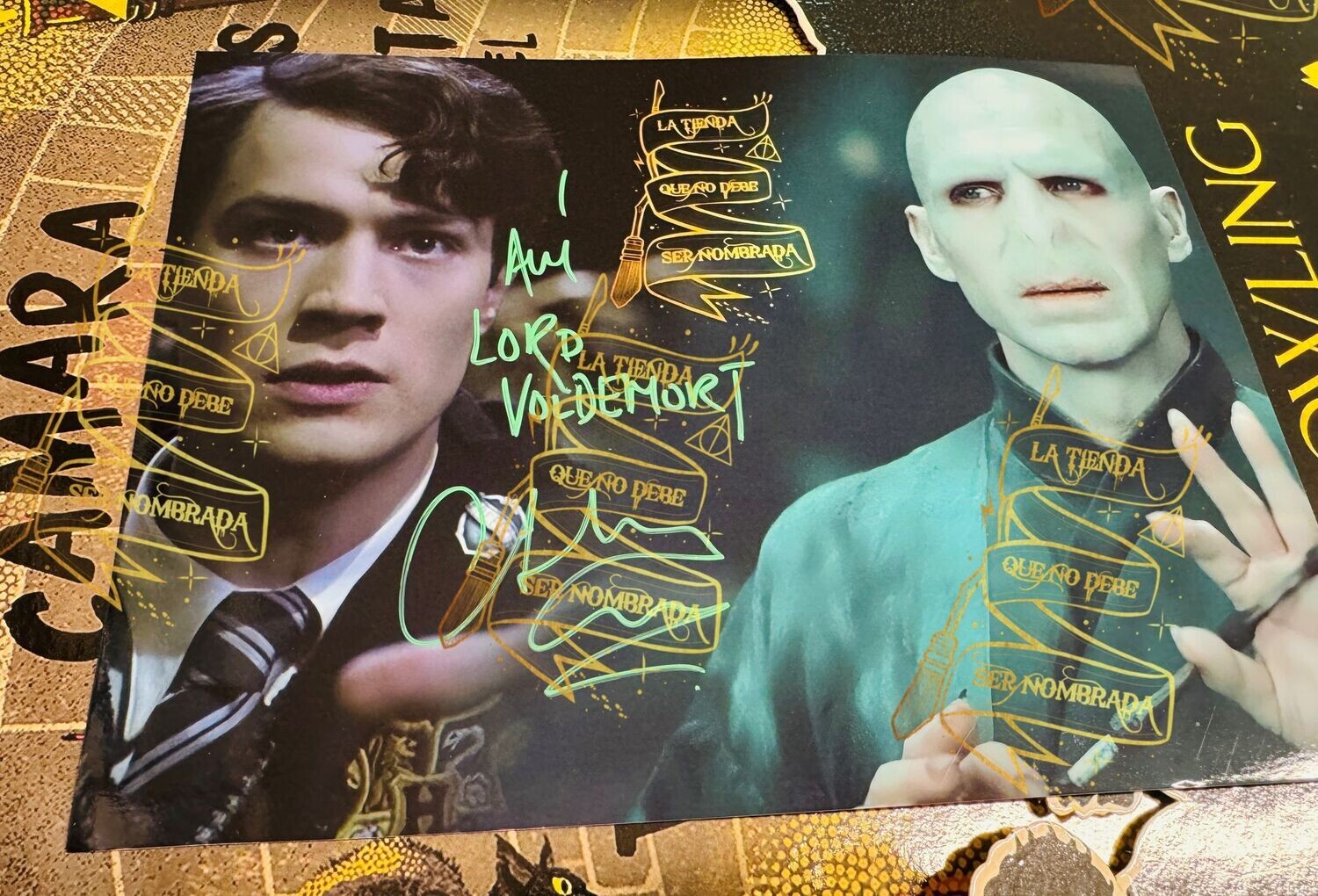 FOTOGRAFÍA FIRMADA POR TOM RIDDLE (CHRISTIAN COULSON)