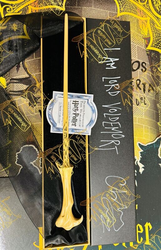 ​​​VARITA OLLIVANDER´S FIRMADA POR TOM RIDDLE (CHRISTIAN COULSON)