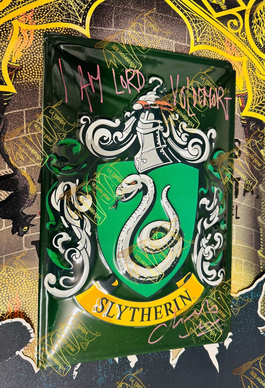 PLACA METALICA SLYTHERIN FIRMADO POR TOM RIDDLE (CHRISTIAN COULSON)