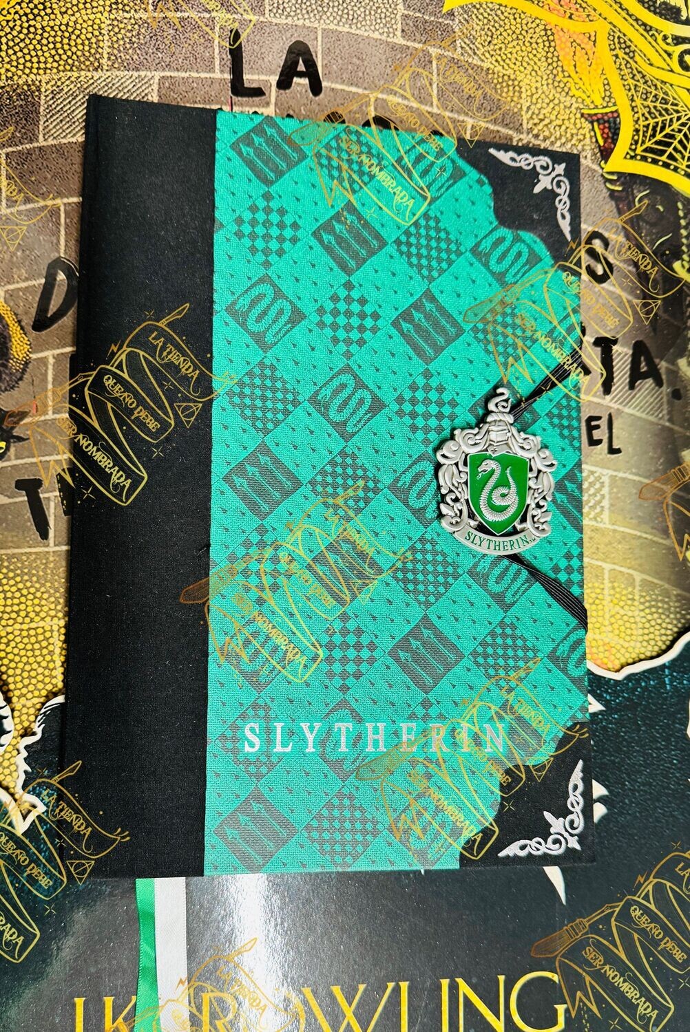 DIARIO SLYTHERIN FIRMADO POR GREGORY GOYLE (JOSH HERDMAN) & TOM RIDDLE (CHRISTIAN COULSON)