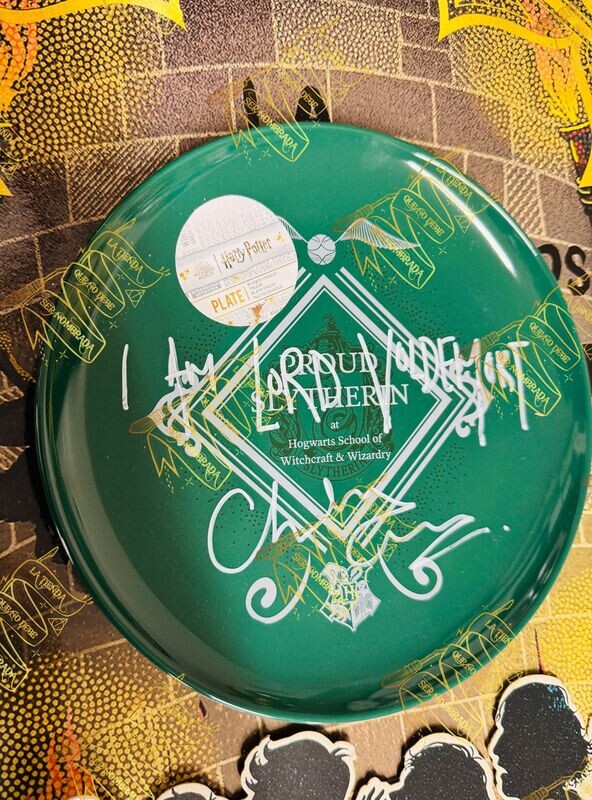 PLATO SLYTHERIN FIRMADO POR TOM RIDDLE (CHRISTIAN COULSON)