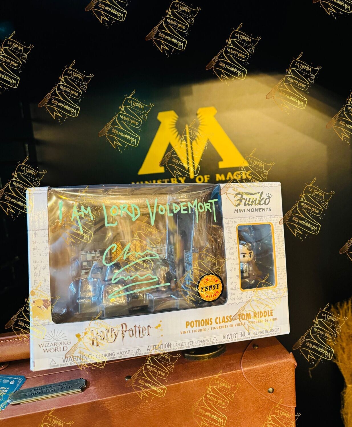 FUNKO POP CHASE FIRMADO POR TOM RIDDLE (CHRISTIAN COULSON)