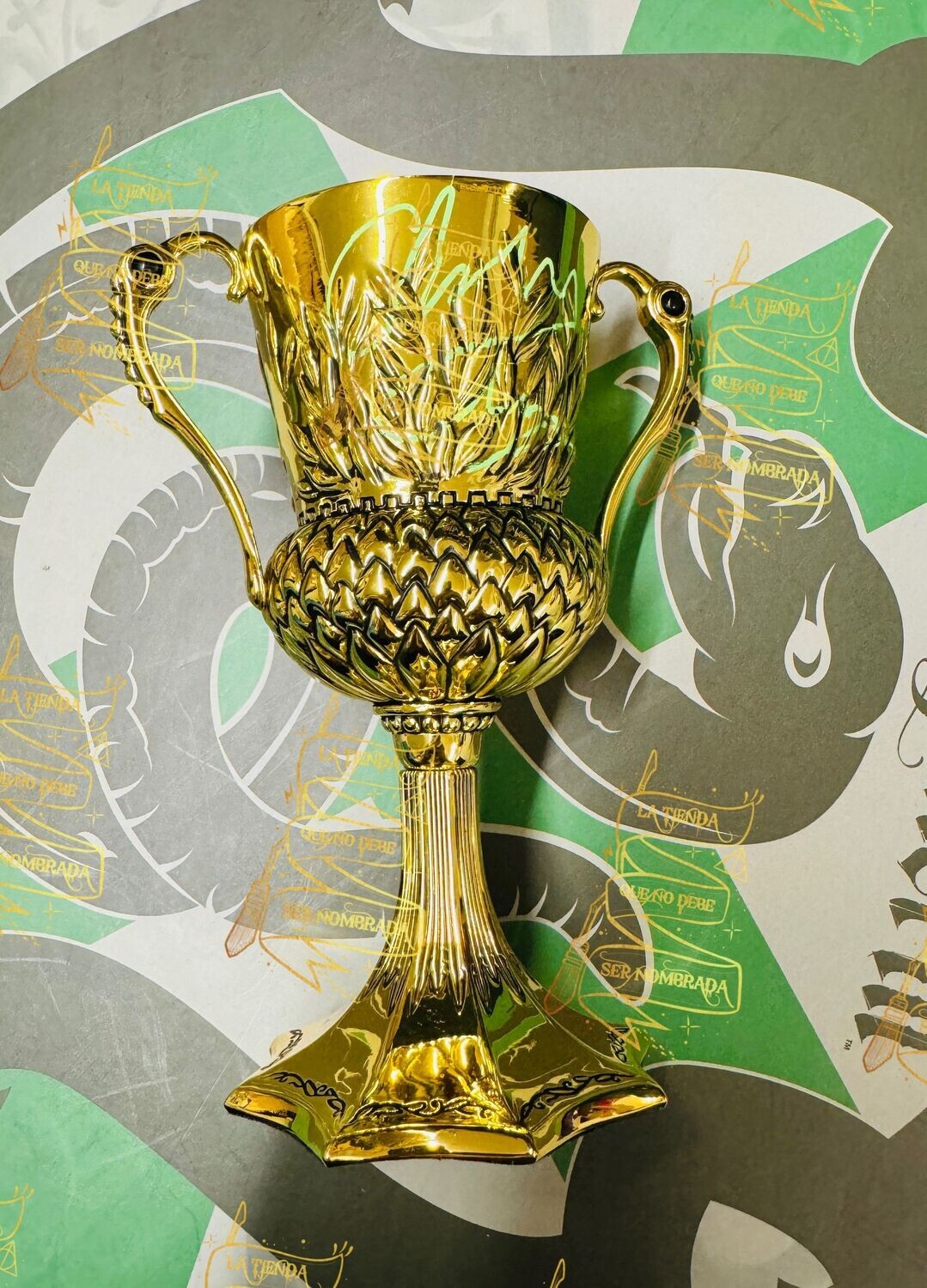 COPA HELGA HUFFLEPUFF FIRMADO POR TOM RIDDLE (CHRISTIAN COULSON)