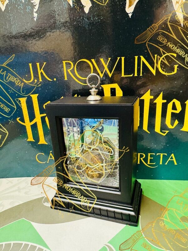 GUARDAPELO SALAZAR SLYTHERIN HORROCRUX FIRMADO POR TOM RIDDLE (CHRISTIAN COULSON)