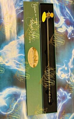 VARITA FIRMADA POR GINNY WEASLEY(BONNIE WRIGHT)