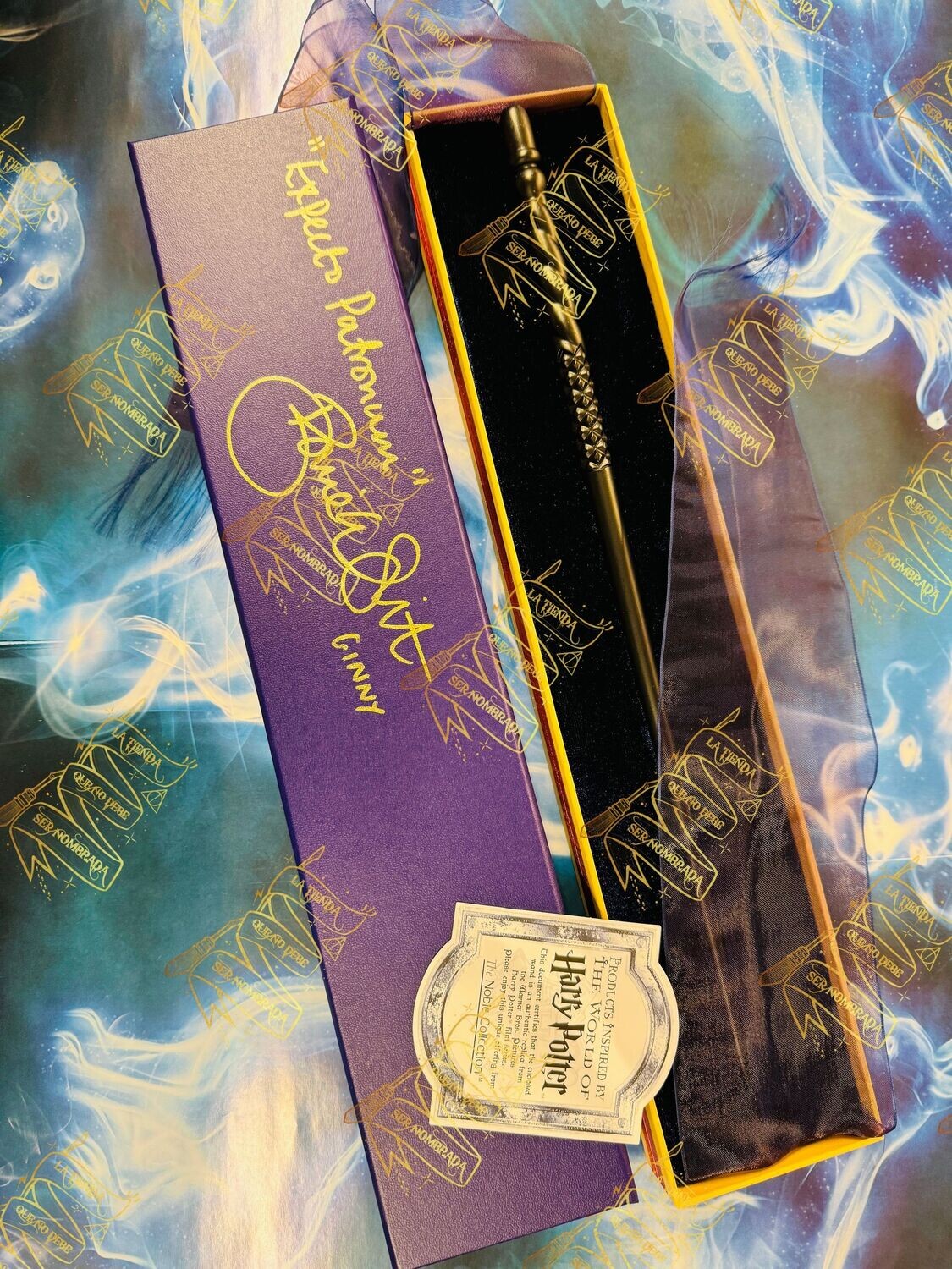VARITA OLLIVANDERS FIRMADA POR GINNY WEASLEY (BONNIE WRIGHT)