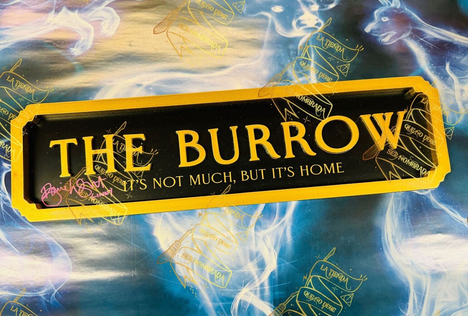 PLACA THE BURROW FIRMADO POR GINNY WEASLEY (BONNIE WRIGHT)