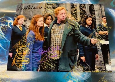 FOTOGRAFIA FIRMADA POR GINNY WEASLEY (BONNIE WRIGHT) Y POR ARTHUR WEASLEY (MARK WILLIAMS)