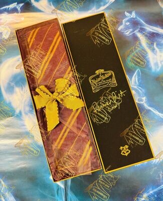 CORBATA GRYFFINDOR MADAM MALKINS FIRMADA POR GINNY WEASLEY (BONNIE WRIGHT)