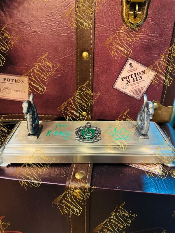 SOPORTE PARA VARITAS DE SLYTHERIN FIRMADO POR TOM RIDDLE (CHRISTIAN COULSON)