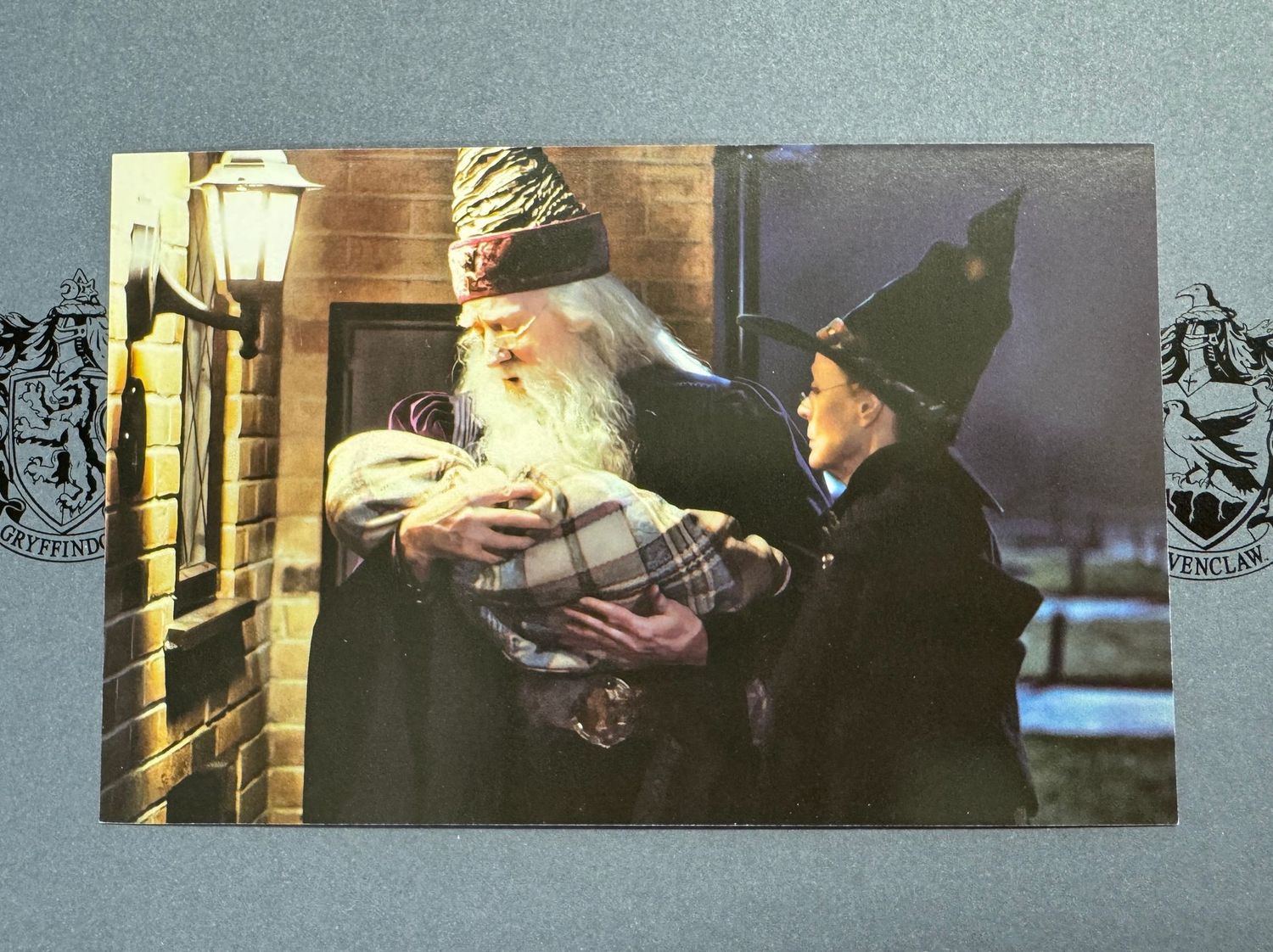 POSTAL ALBUS Y MINERVA CON HARRY POTTER BEBE