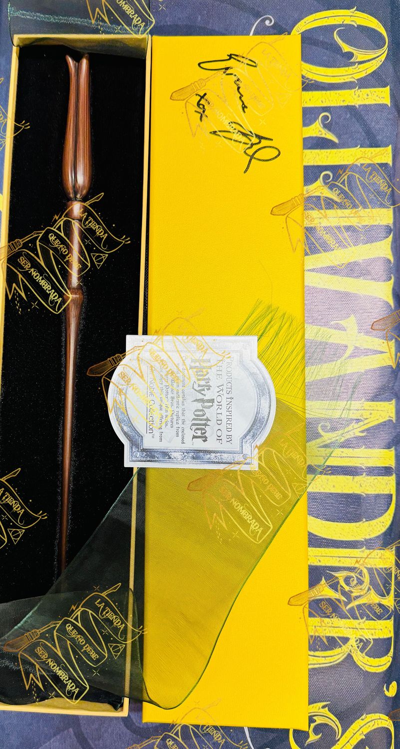 VARITA OLLIVANDERS FIRMADA POR LUNA LOVEGOOD (EVANNA LYNCH)