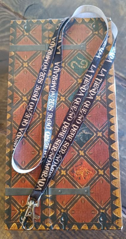 LANYARD EXCLUSIVA LA TIENDA QUE NO DEBE SER NOMBRADA