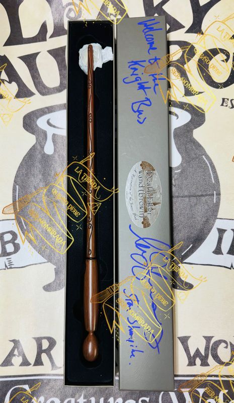 VARITA DEATH EATER BROWN FIRMADA POR STAN SHUNPIKE (LEE INGLEBY)