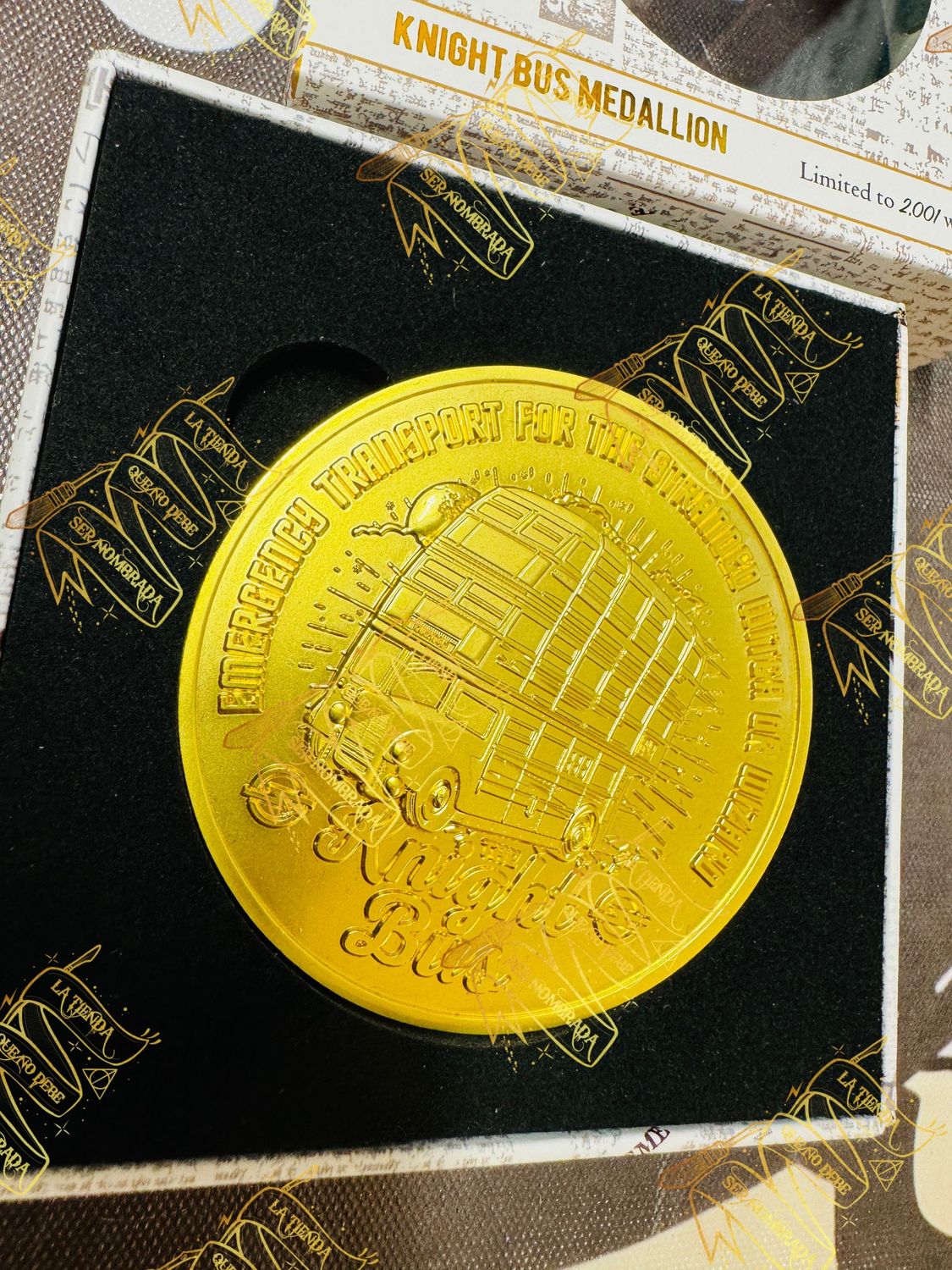 MEDALLON KNIGHT BUS EDICION LIMITADA FIRMADO POR STAN SHUNPIKE (LEE INGLEBY)
