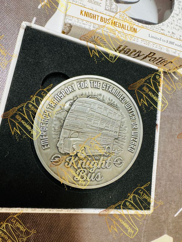 MEDALLON KNIGHT BUS EDICION LIMITADA NUMERADO FIRMADO POR STAN SHUNPIKE (LEE INGLEBY)