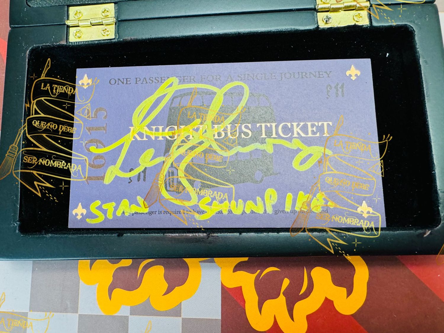 REPLICA BILLETE KNIGHT BUS FIRMADO POR STAN SHUNPIKE (LEE INGLEBY)