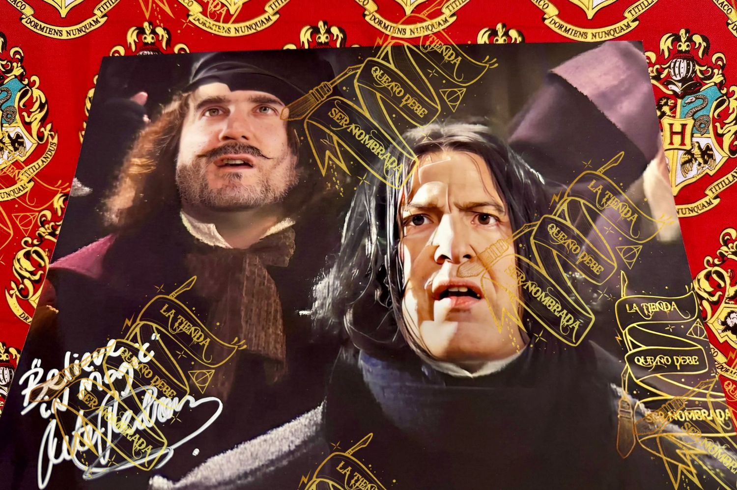FOTOGRAFIA FIRMADA POR PROFESOR DE HOGWARTS (PETER PEDRERO)