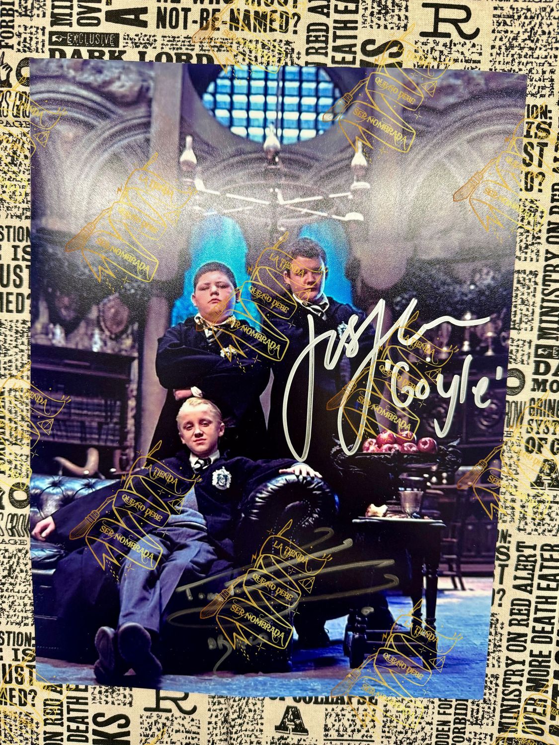FOTOGRAFIA FIRMADA POR DRACO MALFOY (TOM FELTON) & GREGORY GOYLE (JOSH HERDMAN)