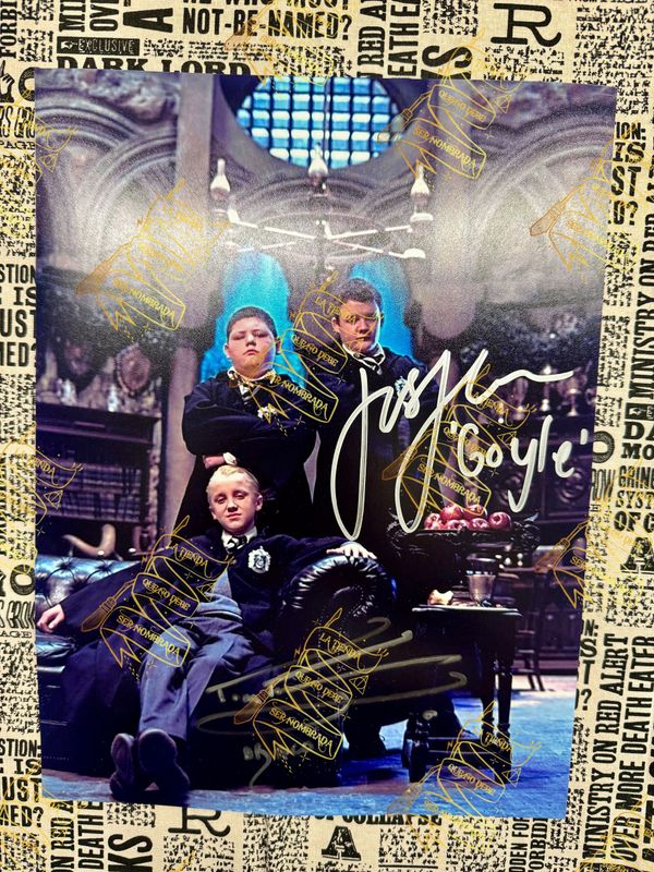 FOTOGRAFIA FIRMADA POR DRACO MALFOY (TOM FELTON) & GREGORY GOYLE (JOSH HERDMAN)