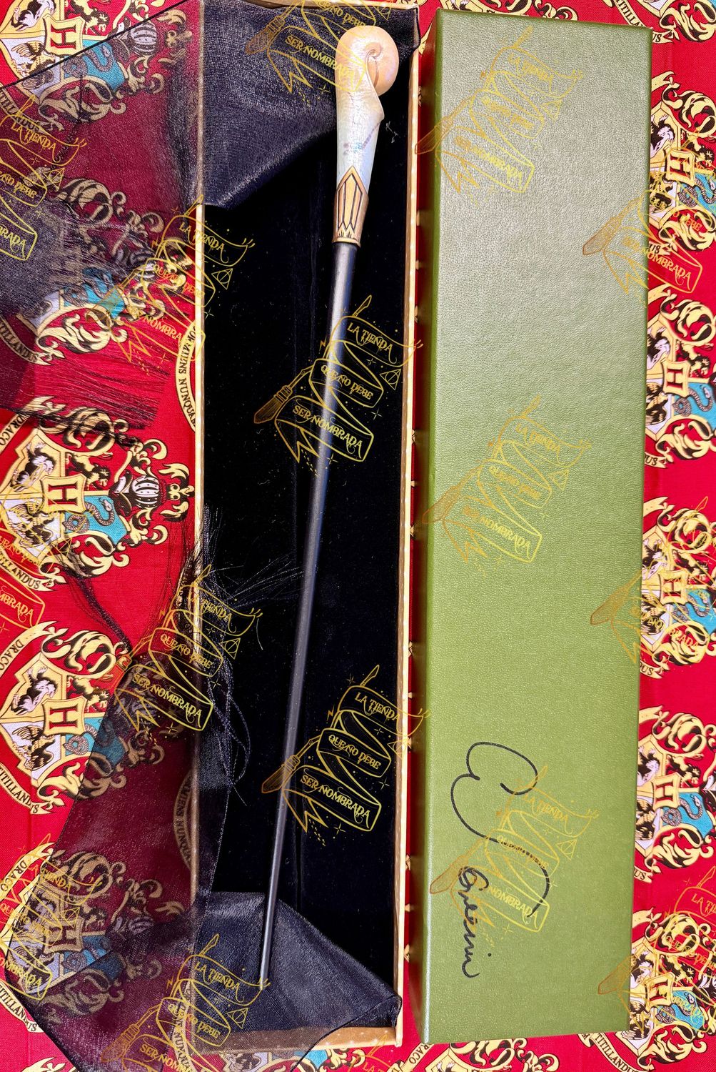 VARITA OLLIVANDERS FIRMADA POR QUEENIE GOLDSTEIN (ALISON SUDOL)